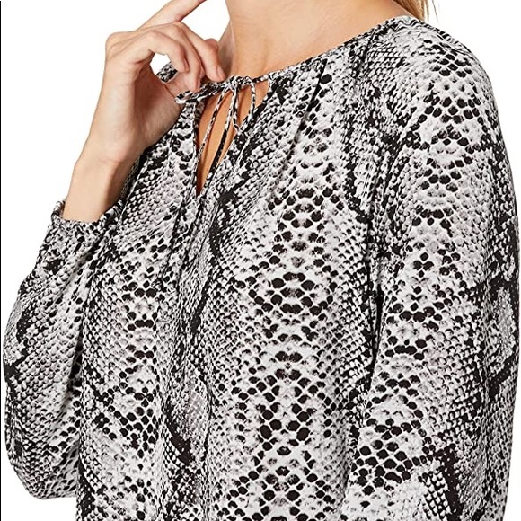 NWT NYDJ Peasant Blouse in Grey Victorian Python size 1X - Picture 2 of 12